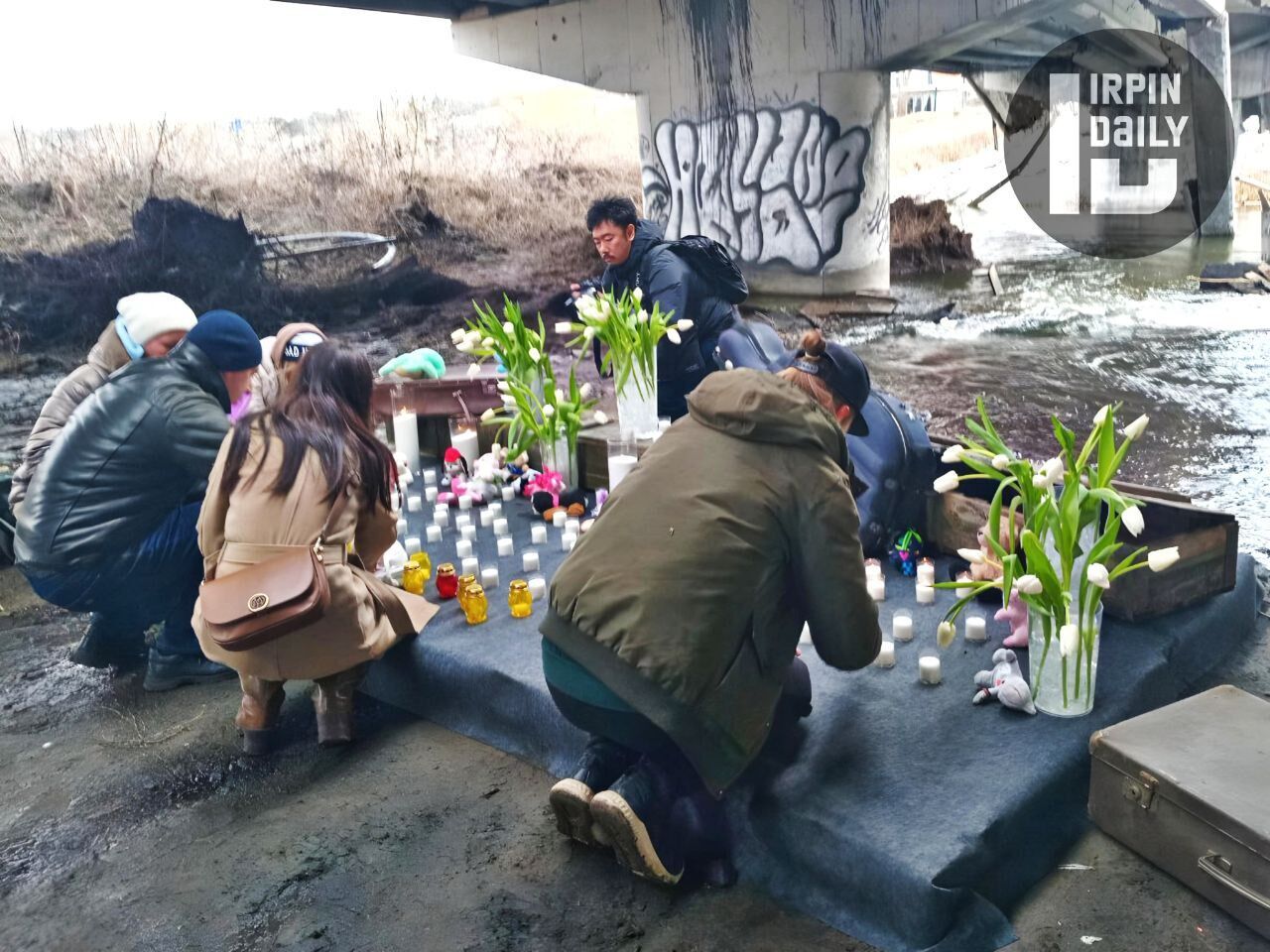 Квіти та лампадки біля Романівського мосту: в Ірпені вшанували пам’ять жертв російських окупантів. Фото і відео