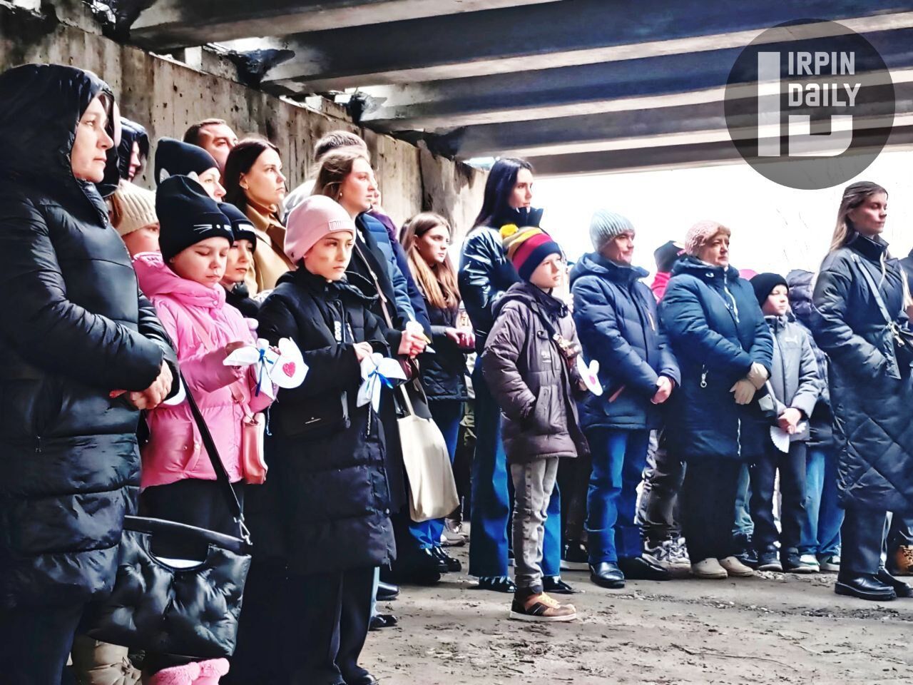 Цветы и лампадки у Романовского моста: в Ирпене почтили память жертв российских оккупантов. Фото и видео