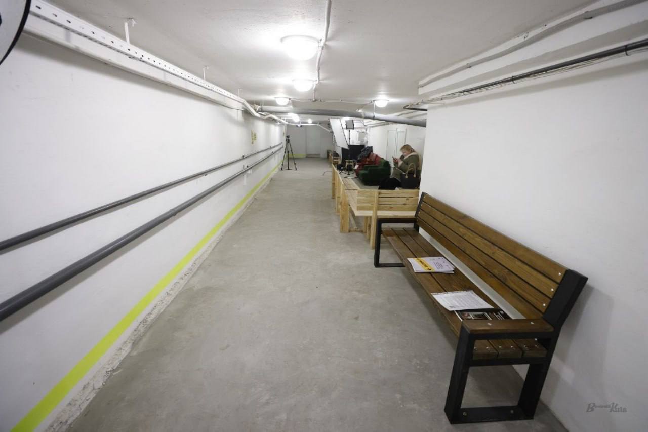 В Киеве в многоэтажке обустроили современное укрытие для людей с инвалидностью. Фото и подробности
