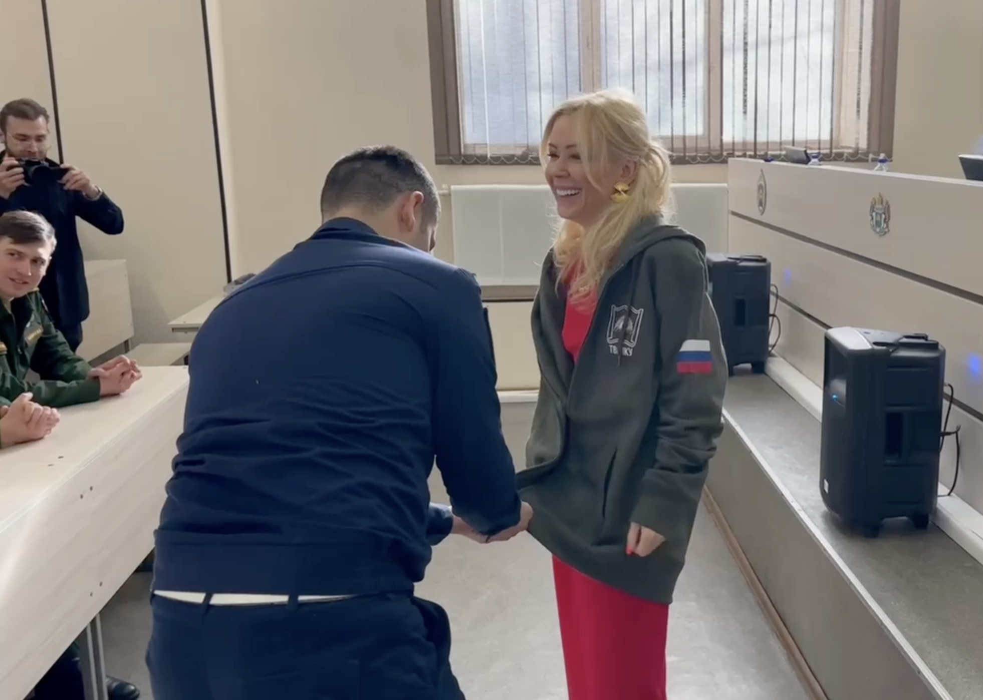 Топпропагандистка Кремля, яку називають "коханкою Путіна", з російськими військовими заспівала пісню воїна ЗСУ Хливнюка