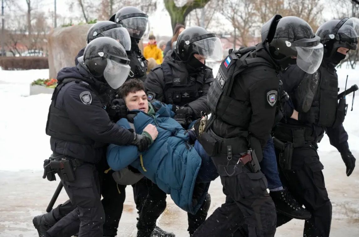 В России на акциях протеста против войны в Украине задержали 50 активистов. Фото