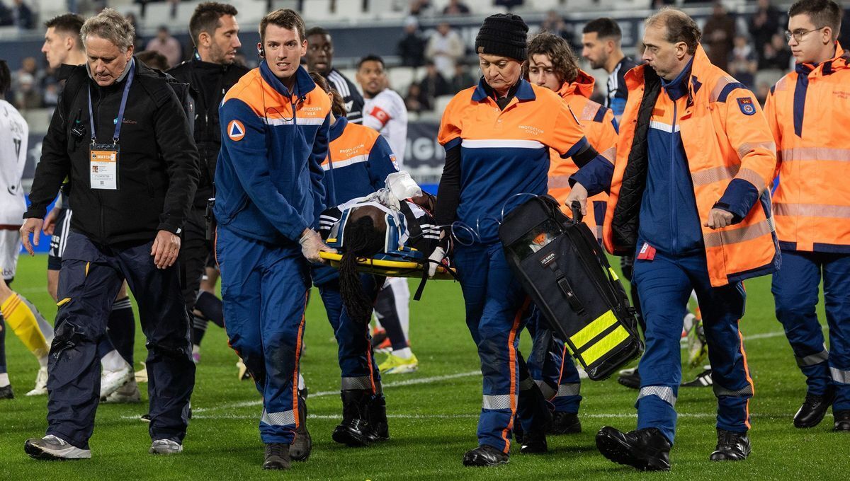 Футболист впал в кому после столкновения в чемпионате Франции. Видео момента
