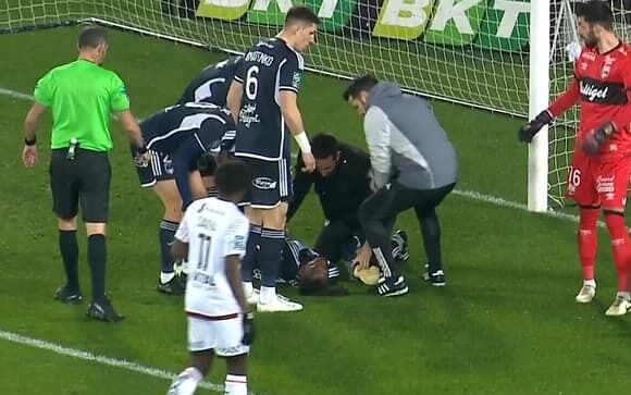 Футболист впал в кому после столкновения в чемпионате Франции. Видео момента