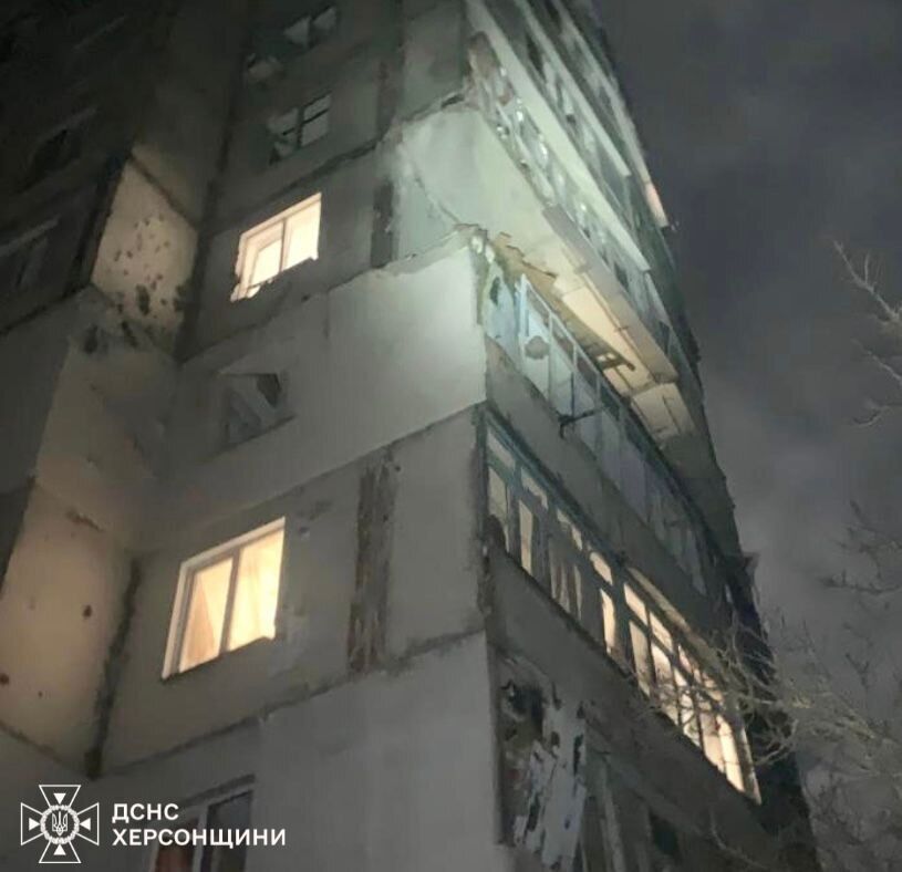 Росіяни вночі влучили у багатоповерхівку в Херсоні: у ДСНС показали фото
