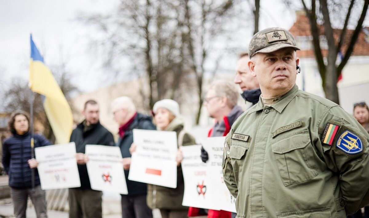 Біля польського посольства у Вільнюсі протестували проти блокади кордону з Україною. Фото