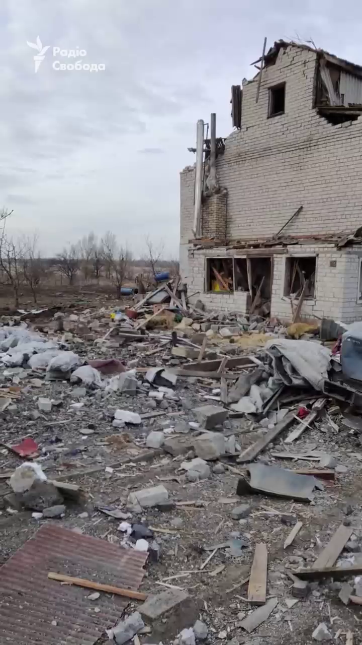 Ударом снесло крышу дома, повредило авто: появилось видео последствий атаки РФ на Днепр