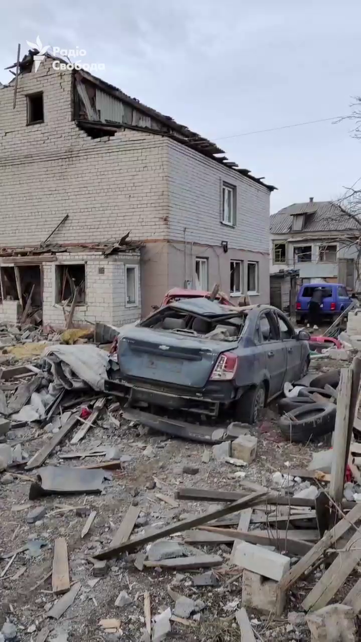 Ударом снесло крышу дома, повредило авто: появилось видео последствий атаки РФ на Днепр
