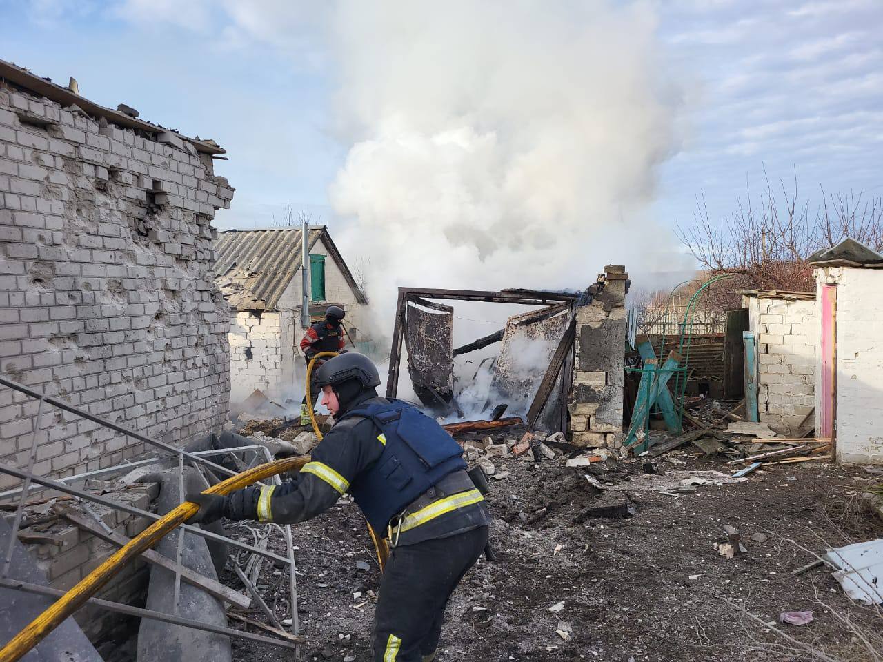 Окупанти запустили балістику по Харкову й вдарили по області: є руйнування, виникла пожежа. Фото
