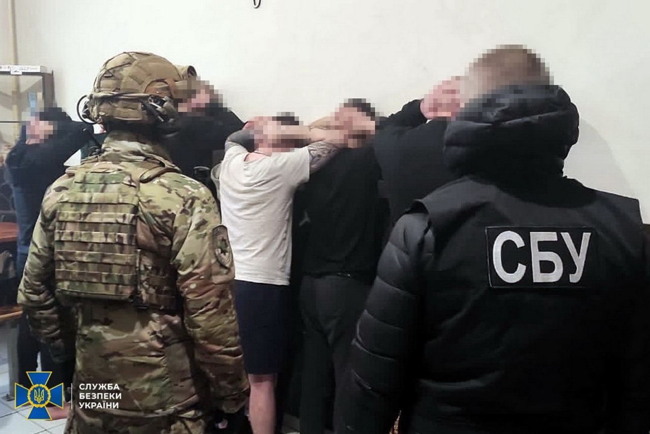 У Житомирській колонії викрили в'язня, який видурював гроші у родичів полонених українських військових. Фото