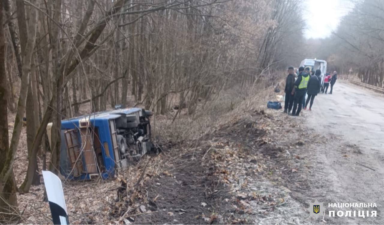 В Киевской области маршрутка взлетела в кювет и перевернулась: есть пострадавшие. Фото