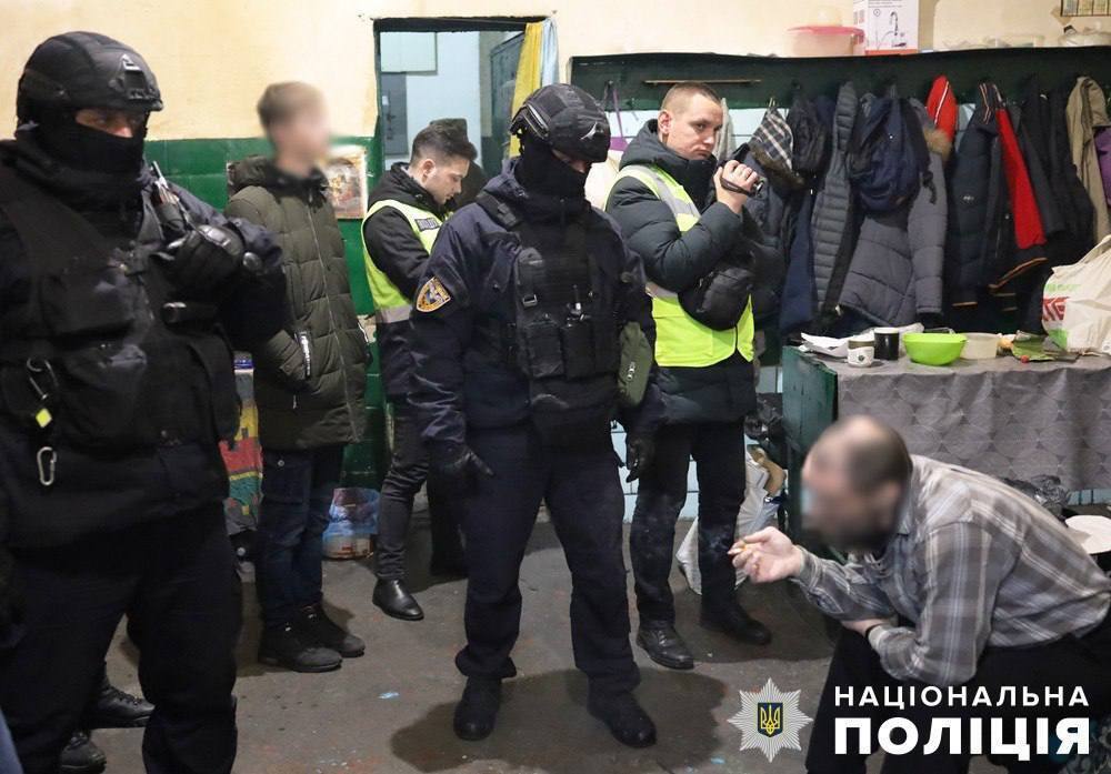 У Житомирській колонії викрили в'язня, який видурював гроші у родичів полонених українських військових. Фото