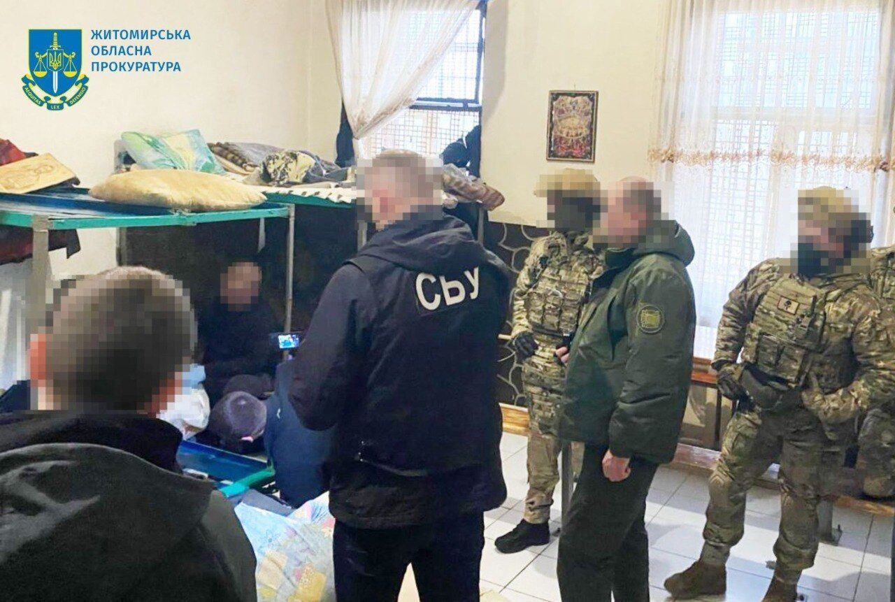 У Житомирській колонії викрили в'язня, який видурював гроші у родичів полонених українських військових. Фото