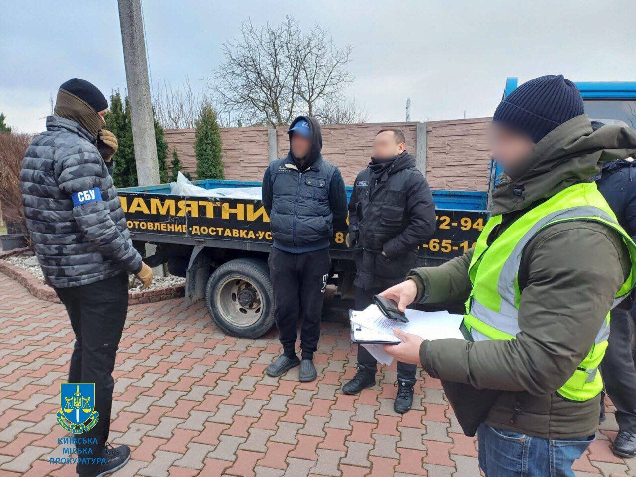 В Киеве работник Жулянского кладбища требовал $3 тыс. за место для захоронения умершего. Фото