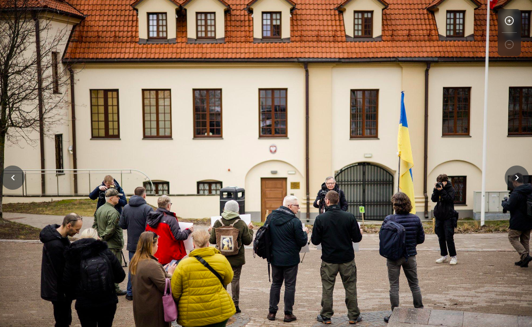 Біля польського посольства у Вільнюсі протестували проти блокади кордону з Україною. Фото