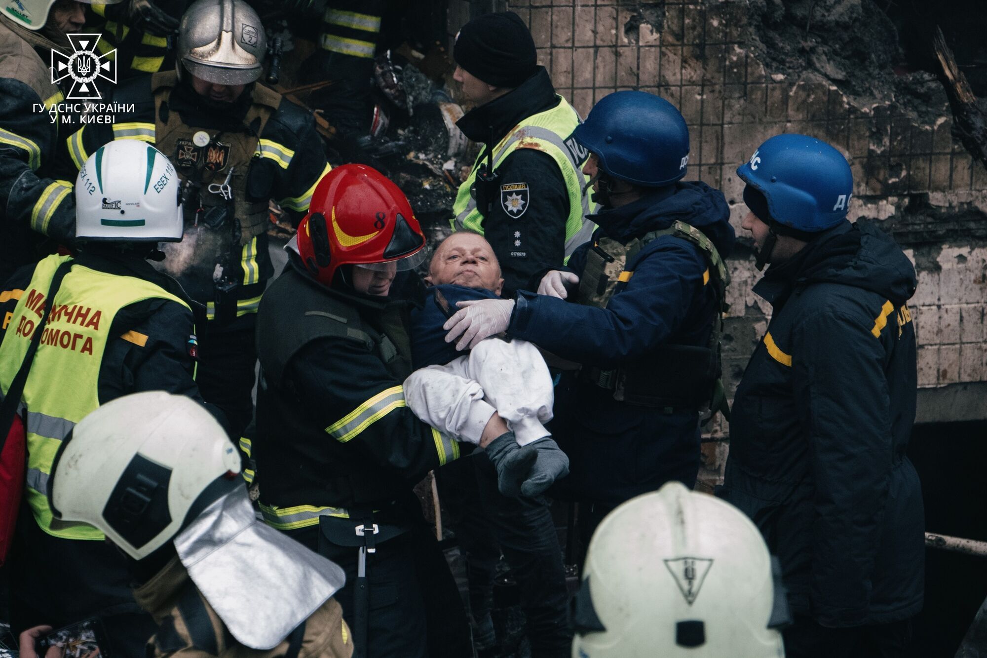 Спасла мама с небес? "Хрустальный" мужчина, фото которого облетело всю Украину, рассказал о чуде во время ракетного удара России по Киеву