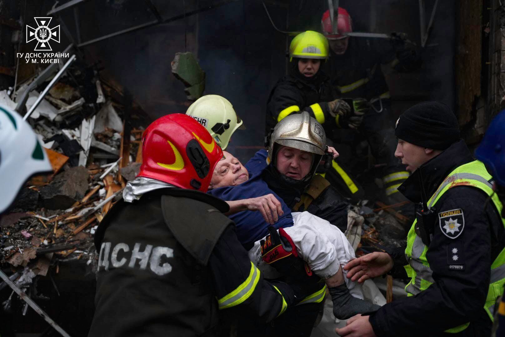 Врятувала мама з небес? "Кришталевий" чоловік, фото якого облетіло всю Україну, розповів про диво під час ракетного удару Росії по Києву