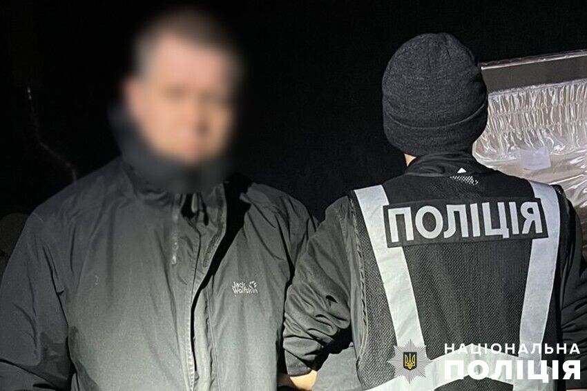 Зарабатывал до 200 тыс. грн в месяц: в Киеве задержали мужчину, сбывавшего оружие и наркотики. Фото и видео