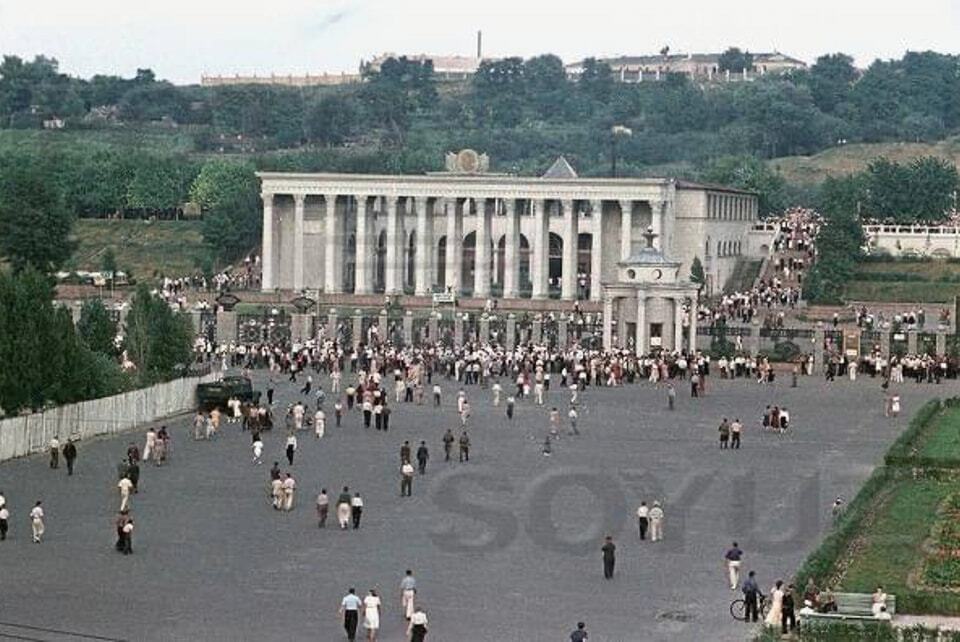 В сети показали, как выглядели улицы Киева в 1950-х годах на цветных снимках. Архивные фото