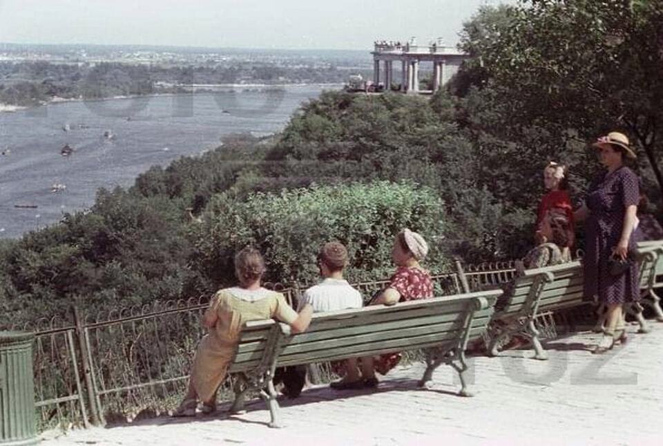 В сети показали, как выглядели улицы Киева в 1950-х годах на цветных снимках. Архивные фото