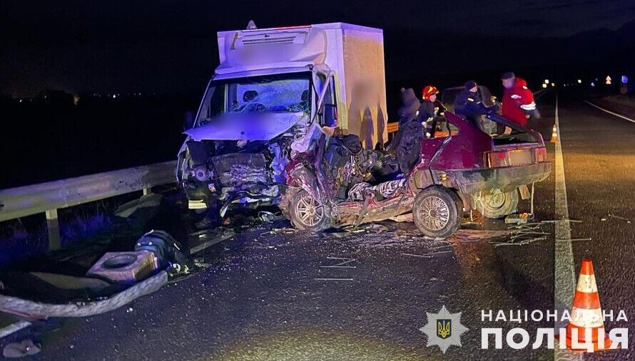 Во Львовской области пьяный водитель влетел в автомобиль эвакуации павших воинов: погибли три человека. Фото