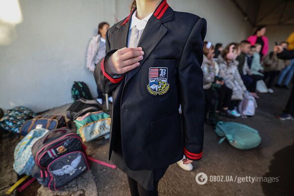 У Франції почали повертати шкільну форму: яка ситуація в Україні і що думають українці про дрес-код на уроках