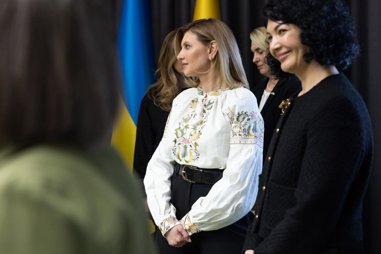 Олена Зеленська зачарувала яскравою вишиванкою на виставці, присвяченій Криму та жінкам