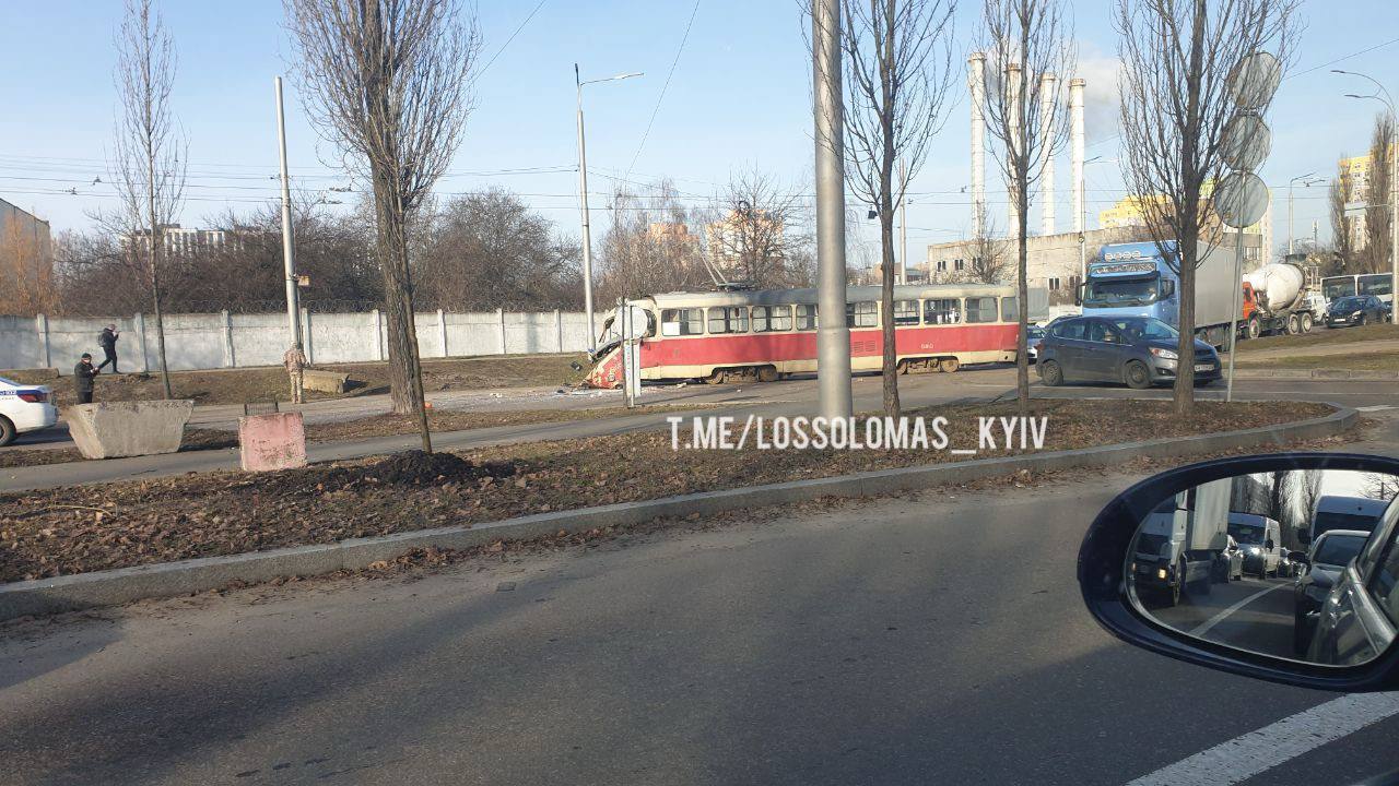 В Киеве произошла авария с участием грузовика и трамвая: известны подробности. Фото и видео