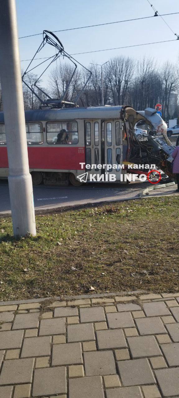 У Києві сталась аварія за участі вантажівки та трамвая: відомо подробиці. Фото і відео