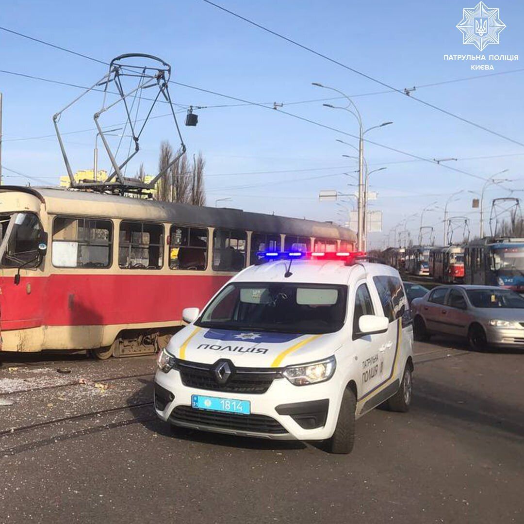 У Києві сталась аварія за участі вантажівки та трамвая: відомо подробиці. Фото і відео