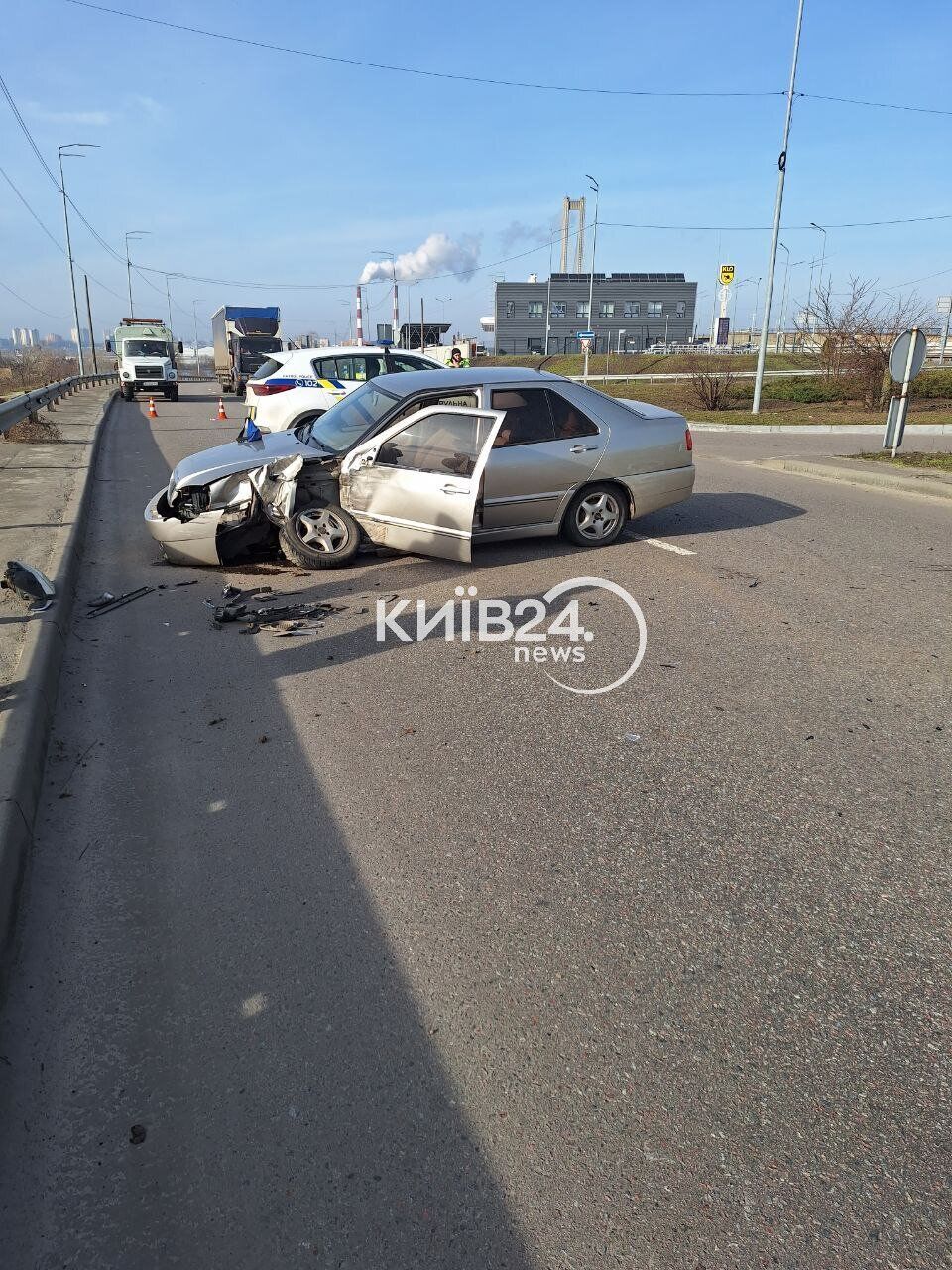 У Києві поблизу Південного мосту внаслідок ДТП перекинувся легковик: є постраждала. Фото і відео