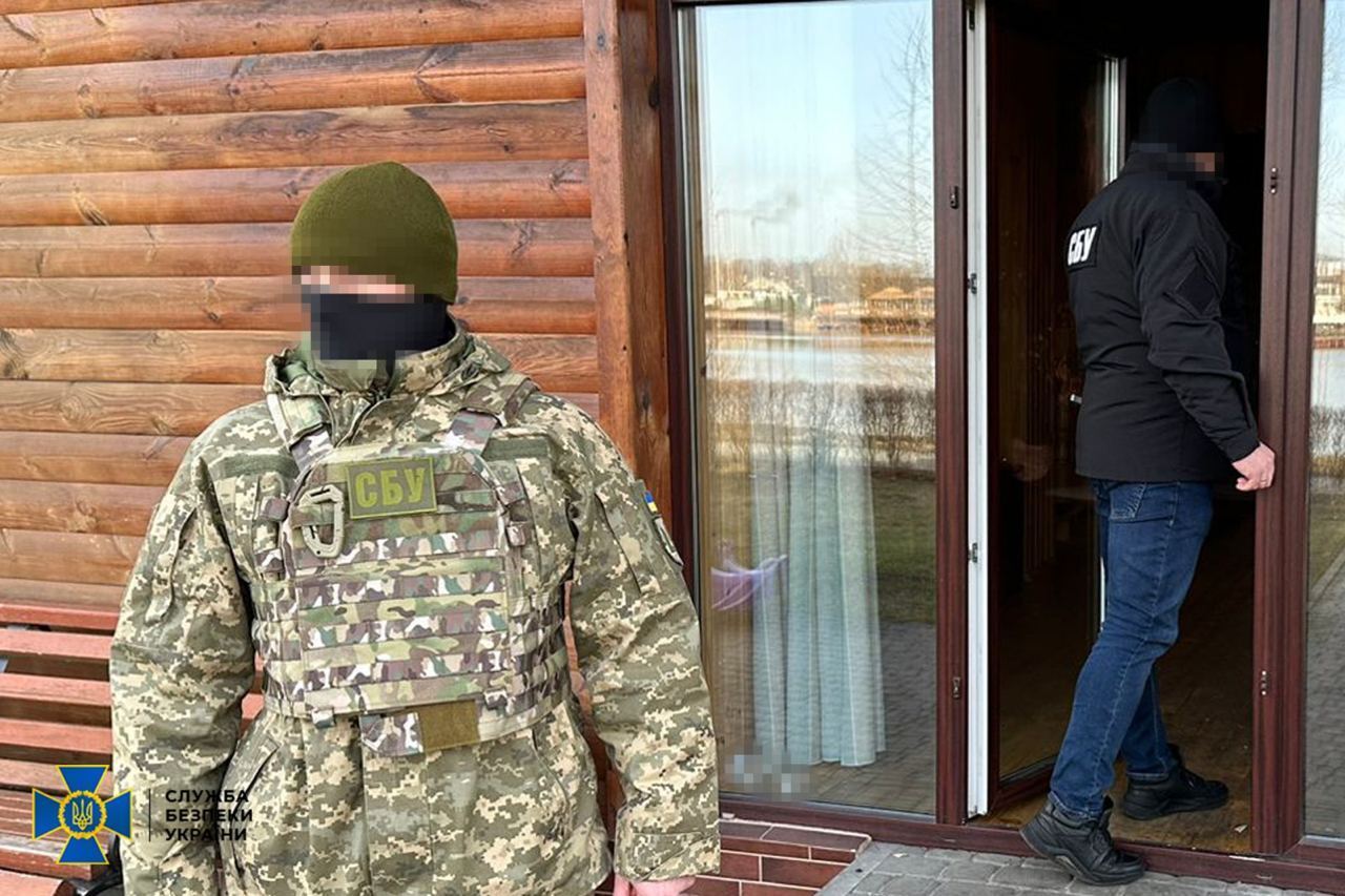 На Київщині стріляв та вигукував "Ахмат – сила": зловмисника оперативно затримали. Фото і відео