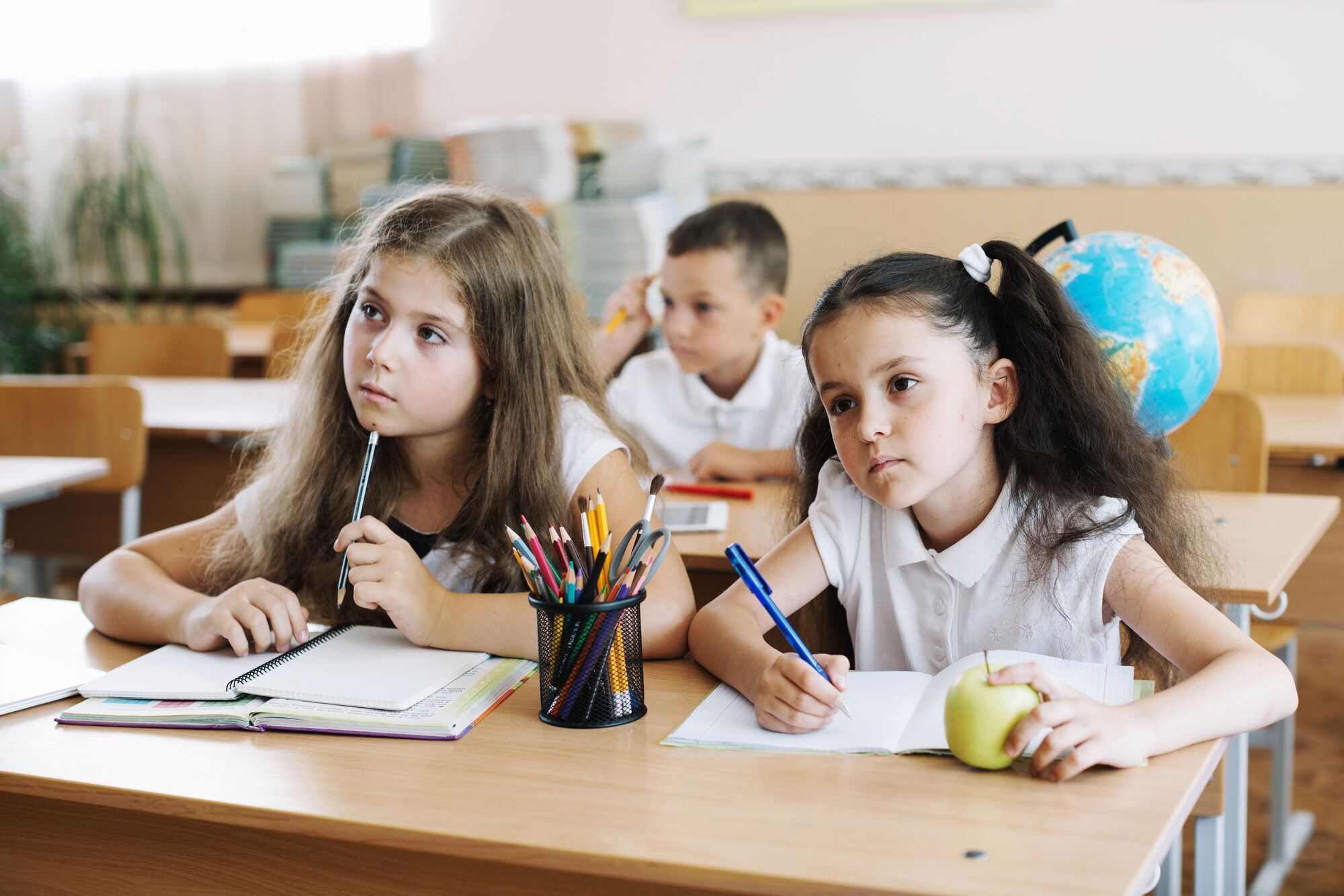 У Франції почали повертати шкільну форму: яка ситуація в Україні і що думають українці про дрес-код на уроках