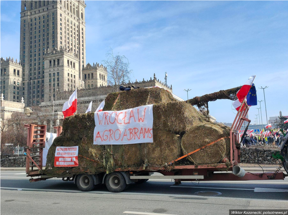Польские фермеры в центр Варшавы притащили "Абрамс" из соломы