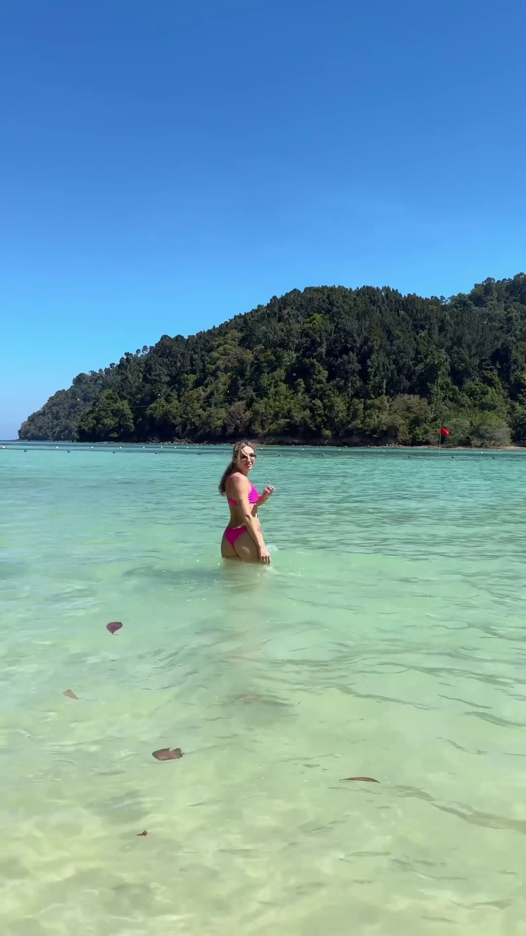 Самая сексуальная каратистка Украины разделась на пляже в Малайзии и произвела фурор своими фотографиями в бикини