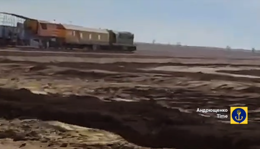 "Резервний шлях постачання":  окупанти будують залізницю біля Маріуполя. Відео