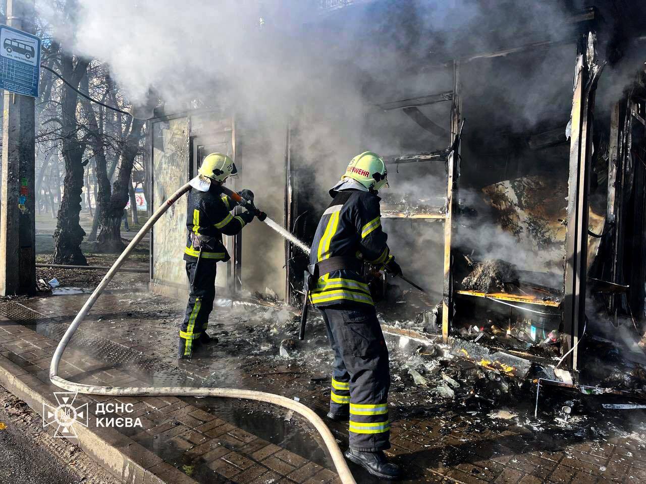 У Києві на Оболоні горіла зупинка громадського транспорту: відомо подробиці. Фото і відео