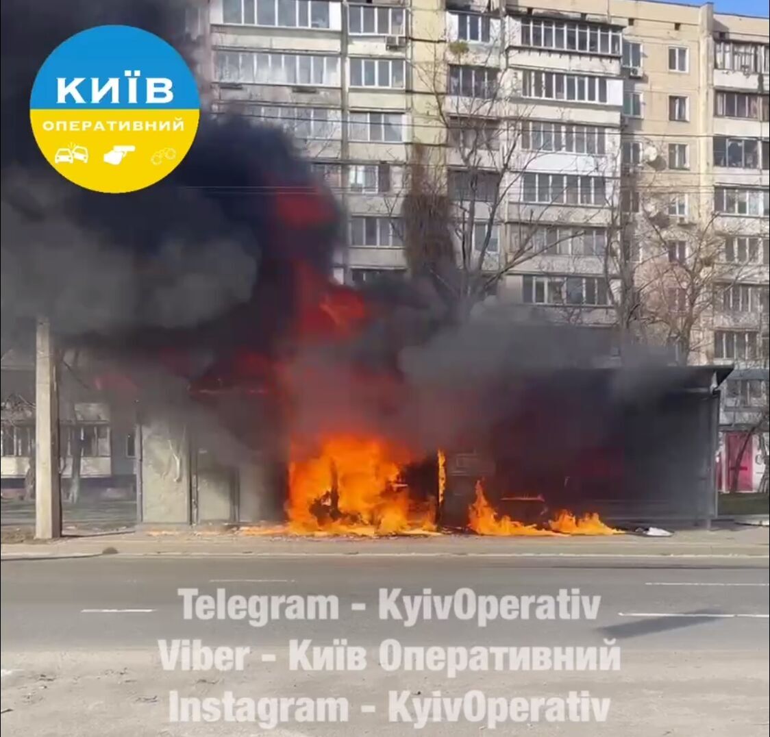 В Киеве на Оболони горела остановка общественного транспорта: известны подробности. Фото и видео