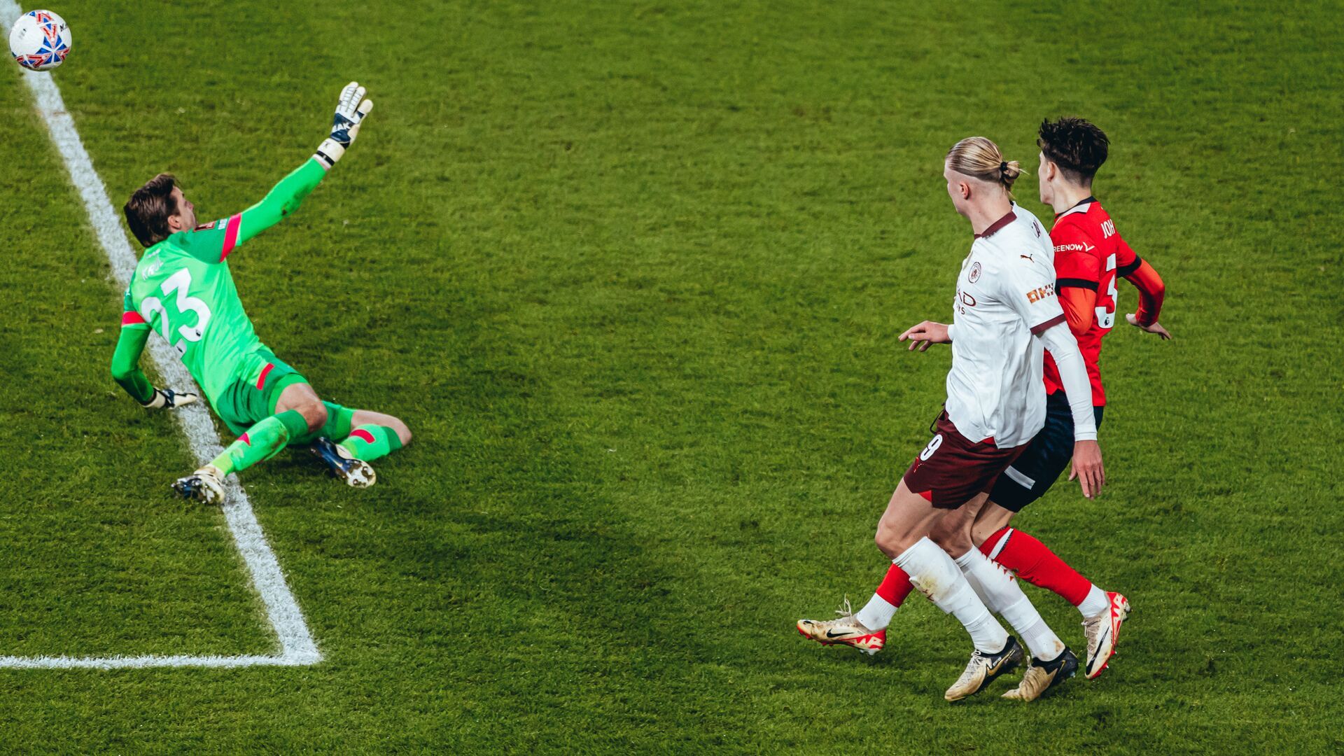 Настоящий киборг: Холанд забил пять голов в матче Кубка Англии и вошел в историю мирового футбола. Видео