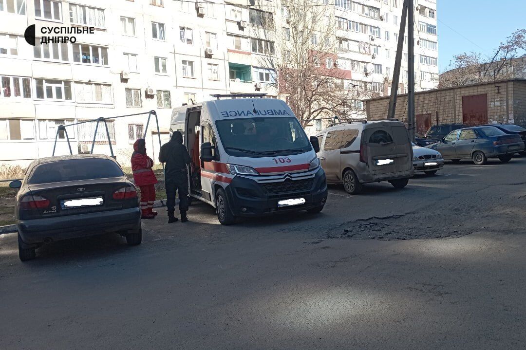 Медики до останнього намагалися реанімувати: у Кривому Розі 12-річна дівчинка випала з вікна багатоповерхівки і загинула