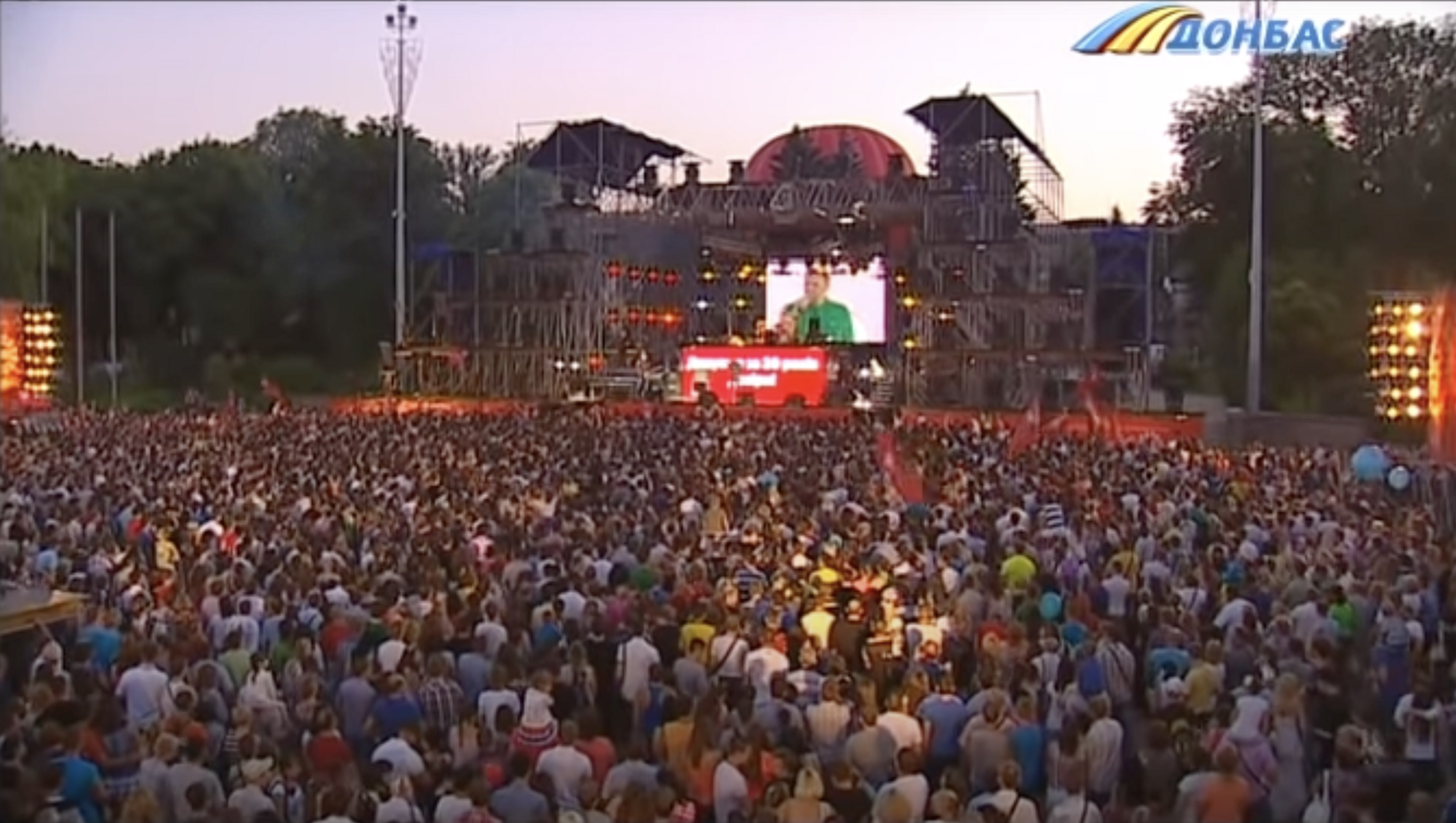 А год спустя началась война. Видео с концерта "Тартак" в Донецке, где люди отрываются под украинские песни, тронуло сеть