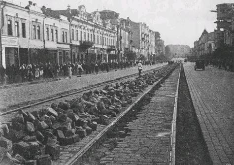 У мережі показали, як знищували трамвайну лінію на Хрещатику в Києві наприкінці 1930-х років. Архівні фото
