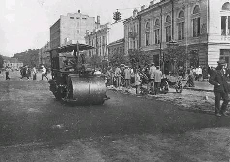 В сети показали, как уничтожали трамвайную линию на Крещатике в Киеве в конце 1930-х годов. Архивные фото