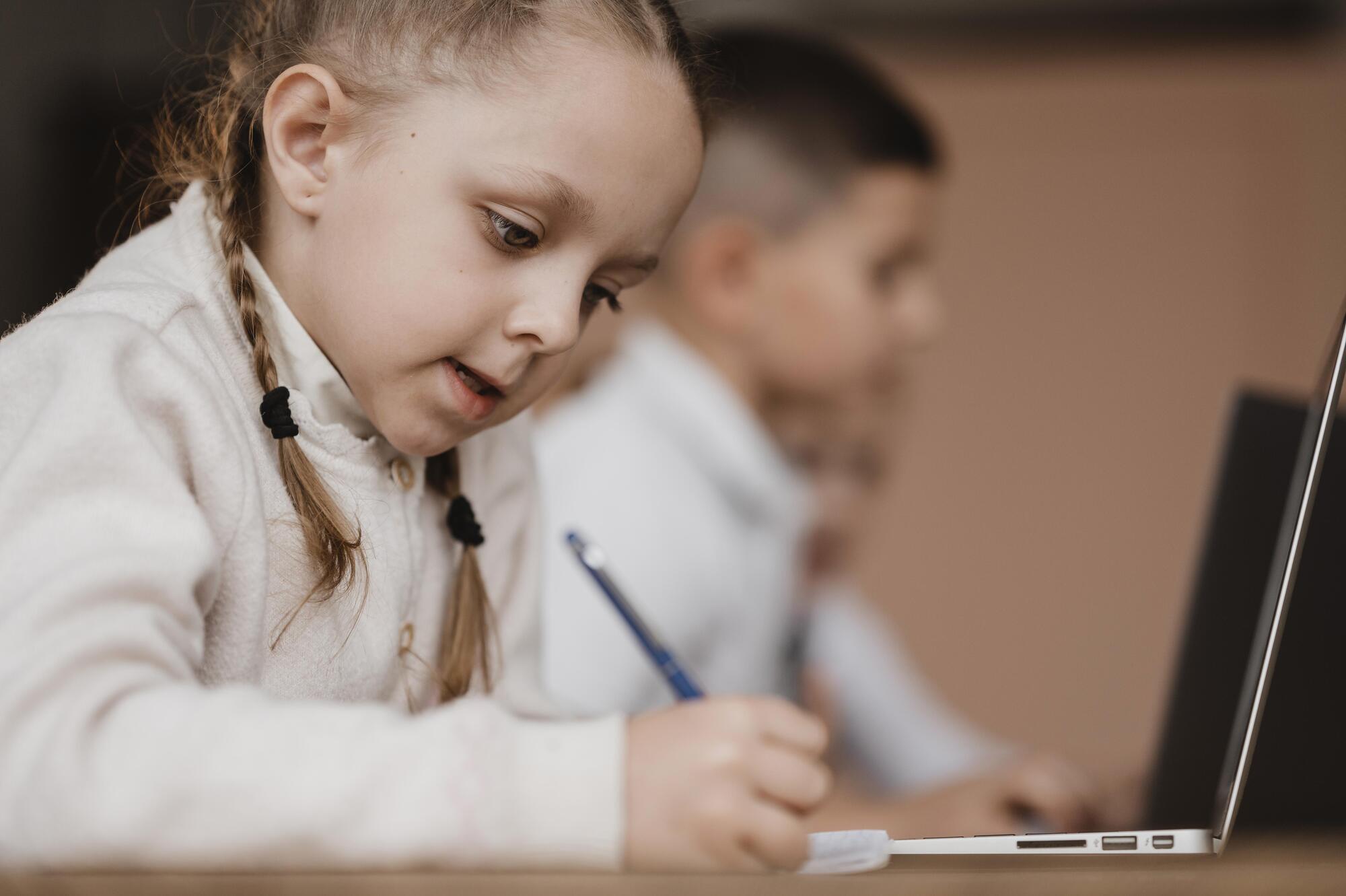 Частина дітей в Україні здобуває ''умовну'' освіту: що це таке і в чому небезпека