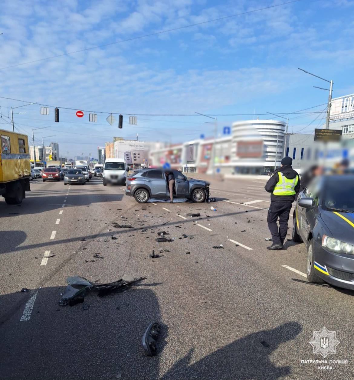 В Киеве на Почайне произошла авария с участием двух легковушек: возникла пробка. Фото и видео