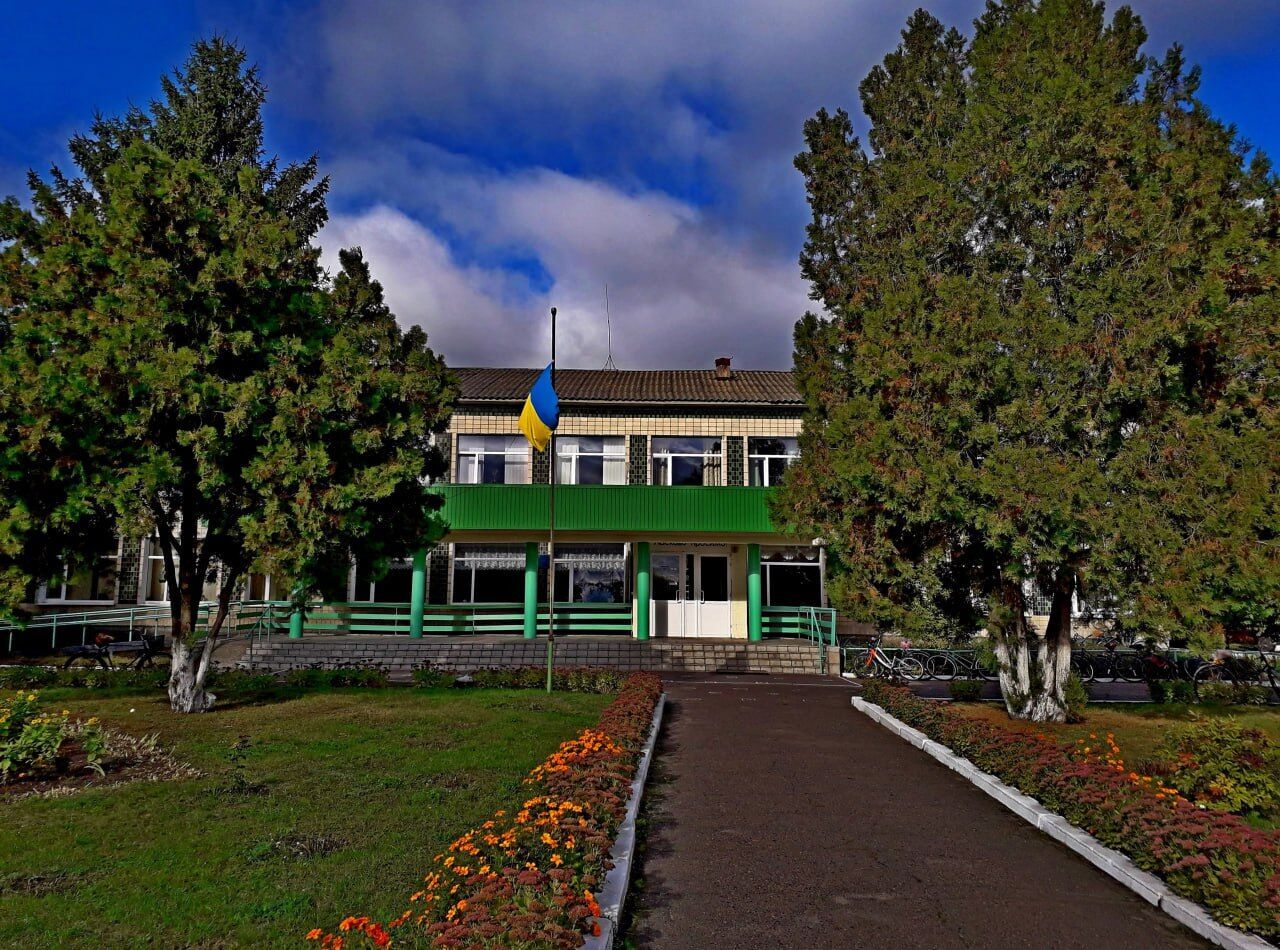В селе на Полтавщине "с целью экономии" хотят закрыть гимназию, тогда как глава ОТГ получает почти миллионную зарплату