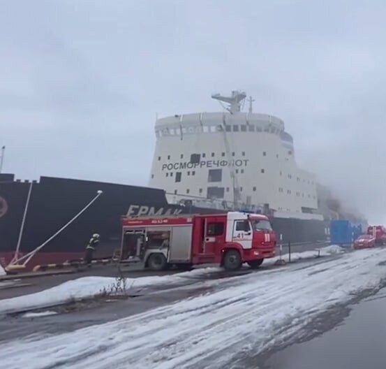 В Санкт-Петербурге вспыхнул ледокол "Ермак", поднялся дым. Видео
