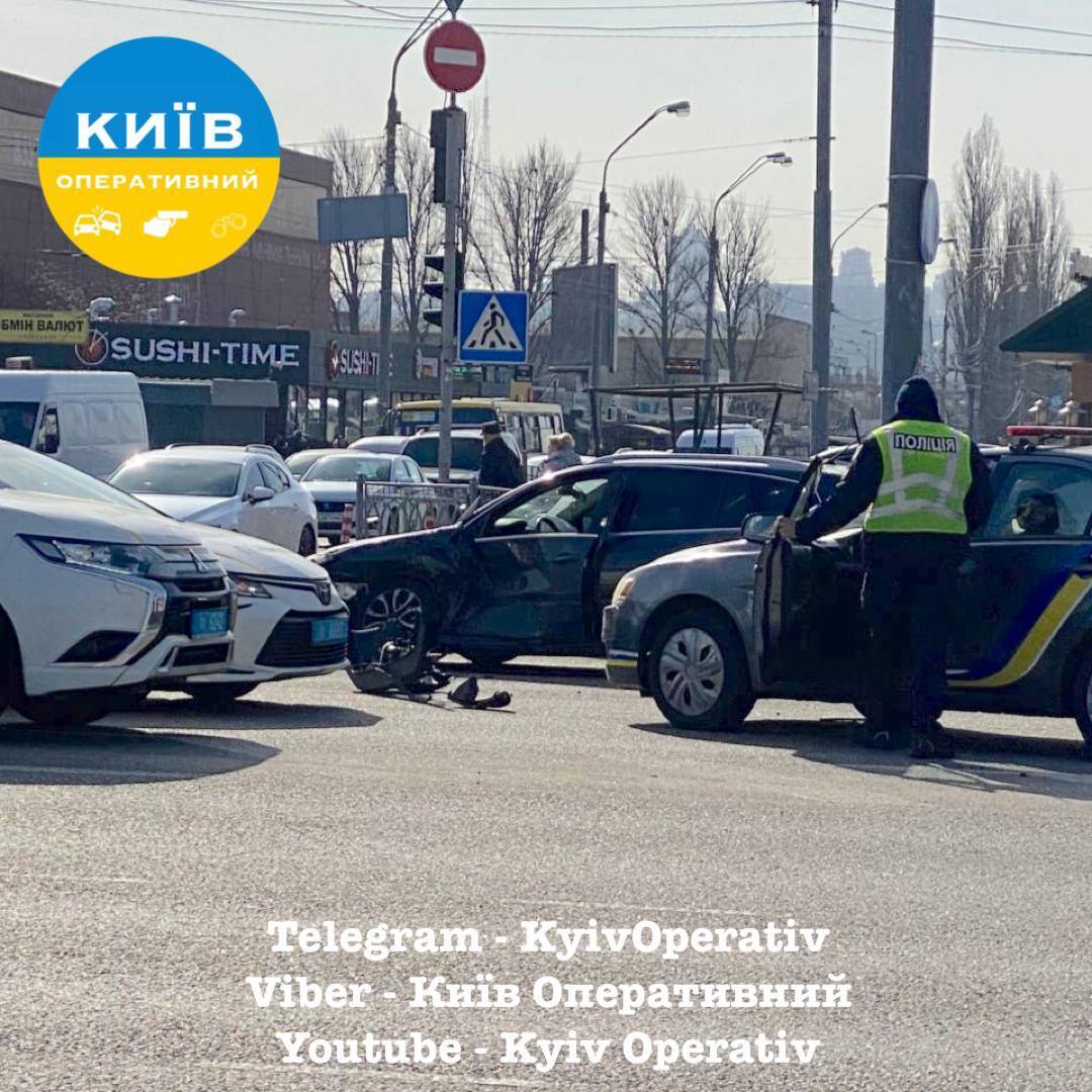 В Киеве на Почайне произошла авария с участием двух легковушек: возникла пробка. Фото и видео