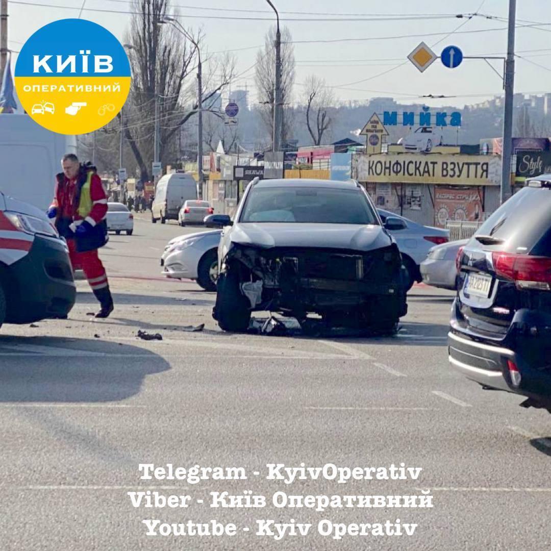 У Києві на Почайні сталась аварія за участі двох легковиків: виник затор. Фото і відео