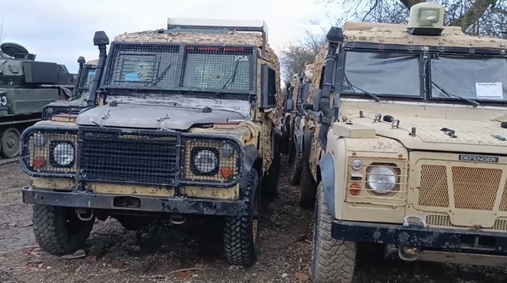 Порошенко у Британії купив для ЗСУ броньовані евакуаційні машини Land Rover