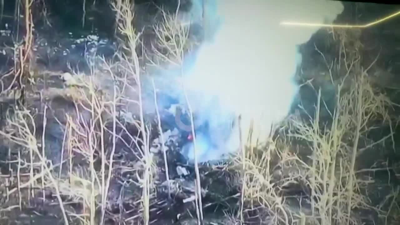 Прямо в точечку: українські воїни за допомогою FPV-дрона знищили бліндаж окупантів на Лиманському напрямку. Відео